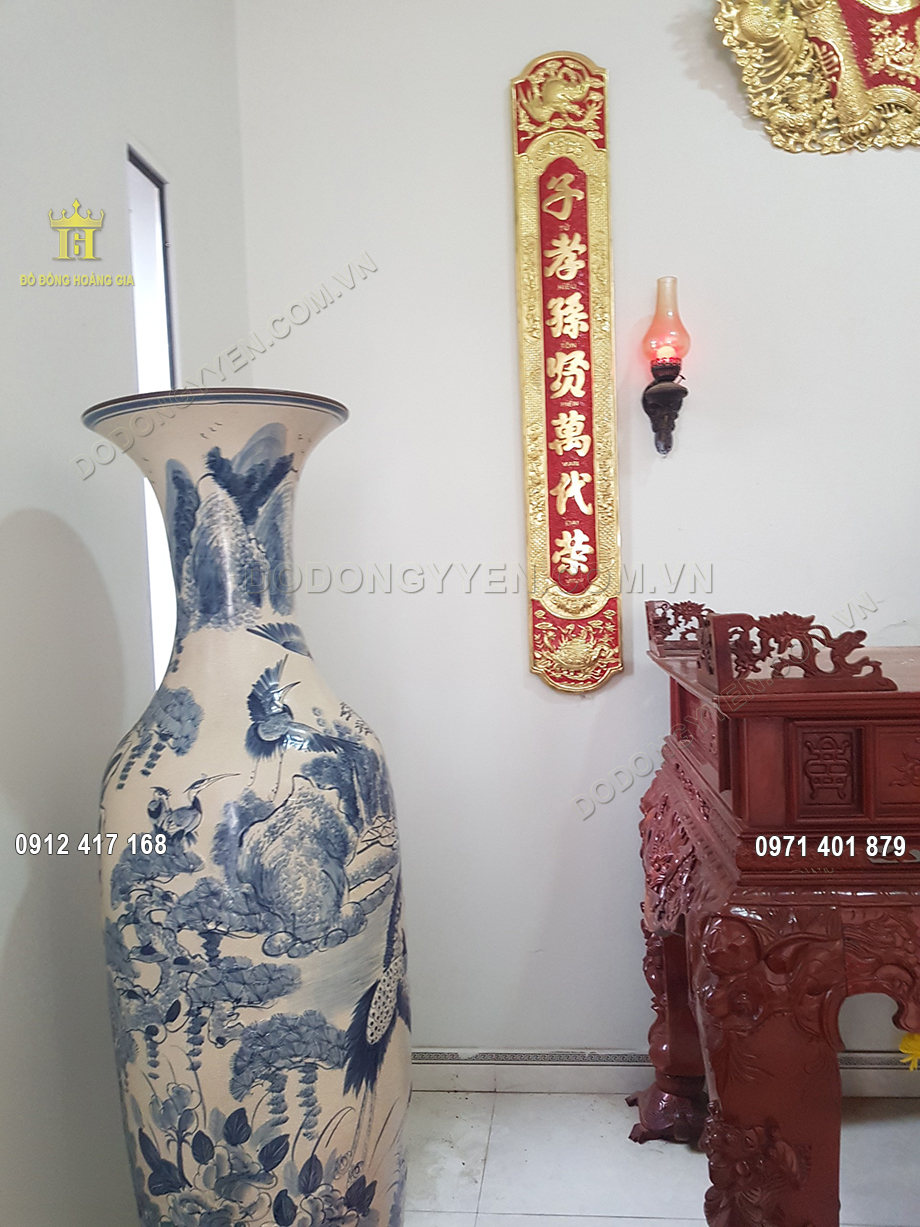 Đ&ocirc;i c&acirc;u đối được treo đối xứng hai b&ecirc;n ban thờ gia ti&ecirc;n nh&agrave; gia chủ
